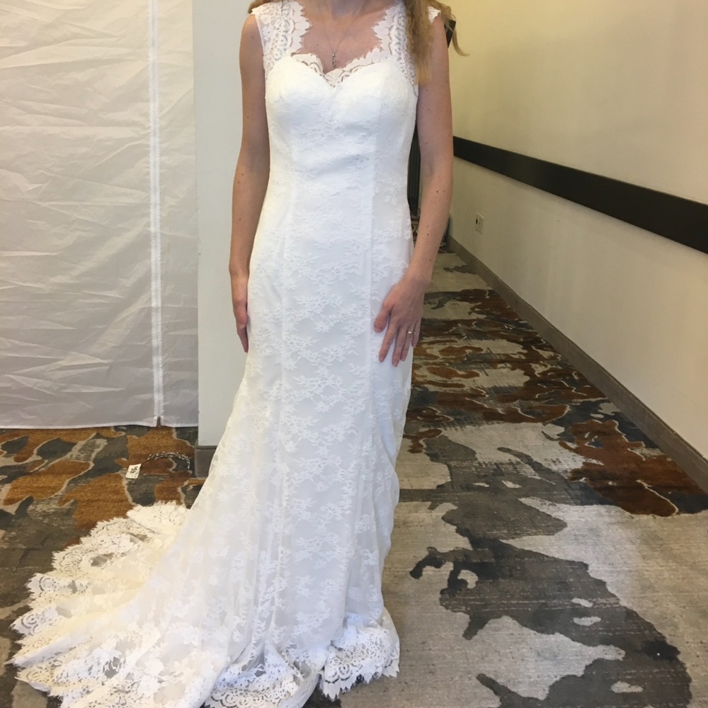 Elegant White Lace Sleeveless Wedding Dress